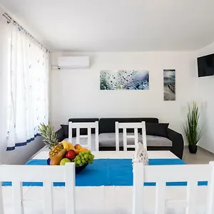 https://apartments-dora-vantacici.primorje-gorskikotar.com
